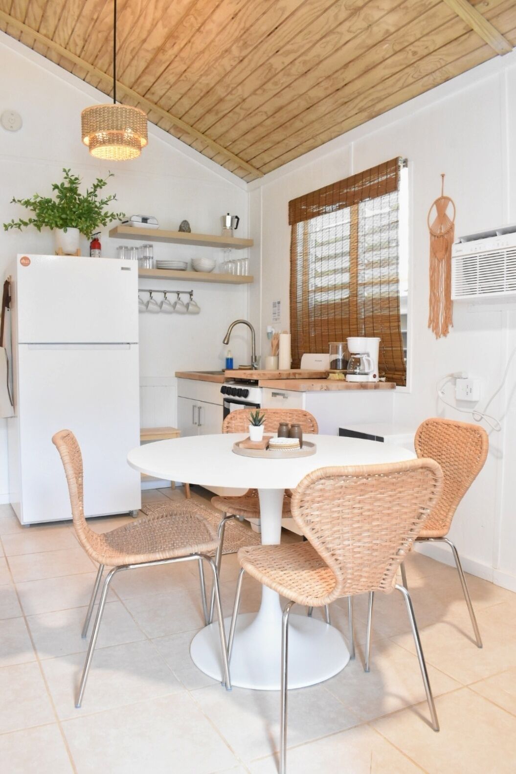 Kühlschrank, Mikrowelle, Herdplatte, Wasserkocher mit Kaffee-/Teezubehör