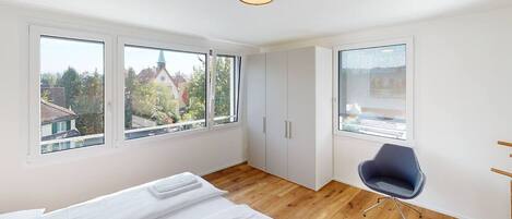 2 bedrooms, desk, iron/ironing board, WiFi