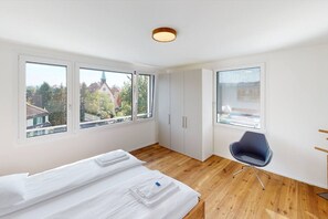 2 bedrooms, desk, iron/ironing board, WiFi