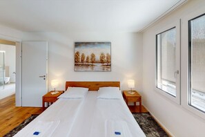 2 Schlafzimmer, Schreibtisch, Bügeleisen/Bügelbrett, WLAN