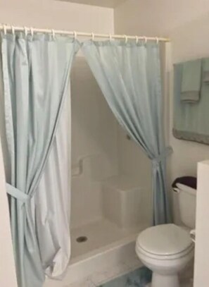 Shower, towels, toilet paper - 3-bedroom house in fabulous Vero Beach, 10 min from beach with AC (Vero Beach)