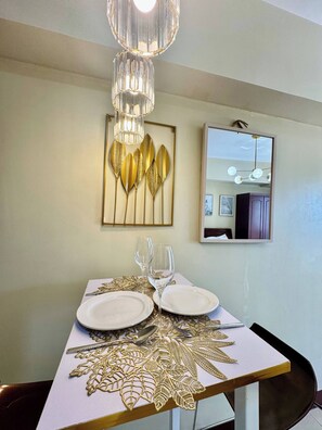 Studio, 1 Bedroom, Accessible, Garden View | Dining room