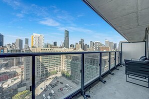 Property grounds - T Dot Views & Cozy 2BR Stay (Toronto)