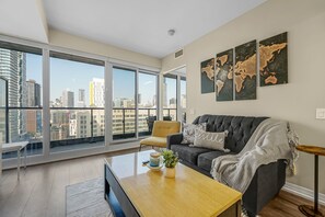 Smart TV - T Dot Views & Cozy 2BR Stay (Toronto)