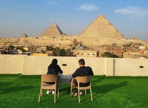 Outdoor dining - Beautiful view of the Pyramids, with air conditioning, WiFi,breakfast (Giza Governorate)