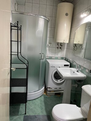 Shower, hair dryer, bidet, towels