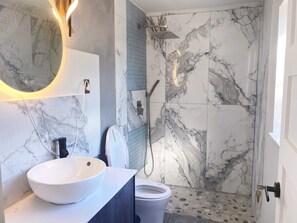 シャワー、ヘアドライヤー、タオル、石鹸