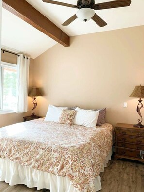 1 Schlafzimmer, Schreibtisch, Bügeleisen/Bügelbrett, Reisekinderbett