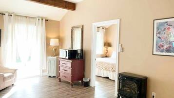 1 habitación, escritorio, tabla de planchar con plancha y cuna de viaje