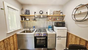 Een magnetron, een oven, een kookplaat, een koffiezetapparaat/waterkoker