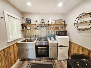 Microondas, horno, parrilla de estufa y cafetera y tetera 