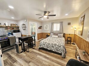 1 soverom, skrivebord, strykejern/-brett og wi-fi