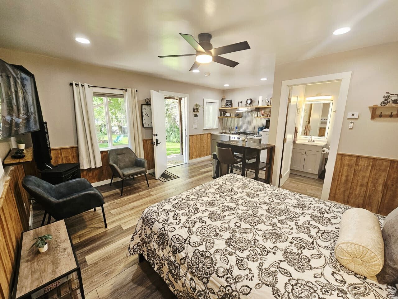 1 bedroom, desk, iron/ironing board, WiFi