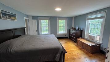 4 bedrooms, desk, WiFi, bed sheets