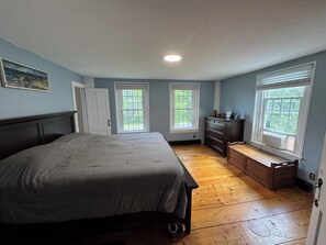 Desk, WiFi, bed sheets