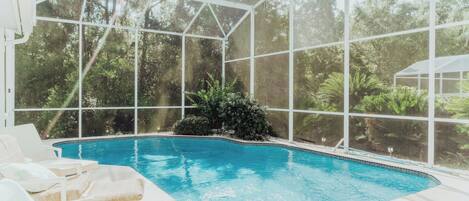 Una piscina al aire libre, una piscina climatizada