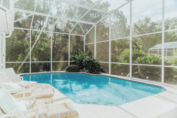 Una piscina al aire libre, una piscina climatizada