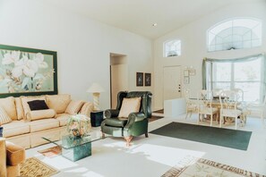 Televisión, reproductor de DVD, libros, biblioteca de música