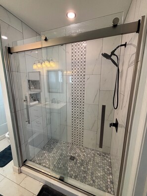 Suihku, pyyhkeet, saippua, vessapaperi