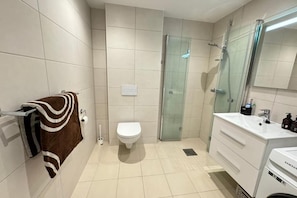 Douche, sèche-cheveux, serviettes fournies, savon