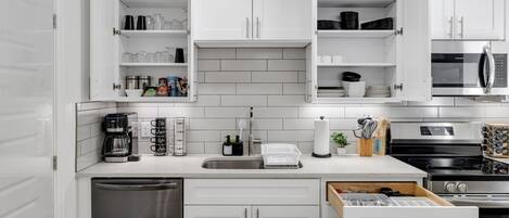 Réfrigérateur, micro-ondes, four, plaque de cuisson