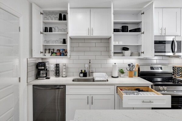 ثلاجة، ميكروويف، فرن، موقد طهي مسطح