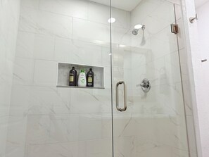 Ducha, secador de pelo, toallas y jabón