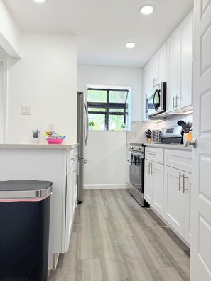 Geladeira, micro-ondas, fogão, cooktop