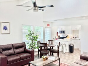 Una Smart TV, una chimenea