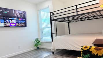 3 Schlafzimmer, Schreibtisch, Bügeleisen/Bügelbrett, Reisekinderbett