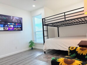 3 habitaciones, escritorio y tabla de planchar con plancha