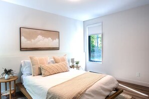 3 bedrooms, desk, iron/ironing board, travel crib