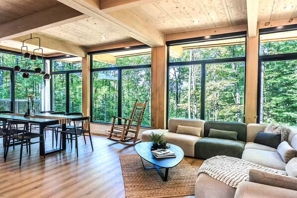 Téléviseur connecté, foyer, table de ping-pong, livres