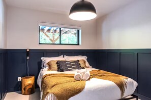 3 chambres, bureau, fer et planche à repasser, lit de bébé portatif