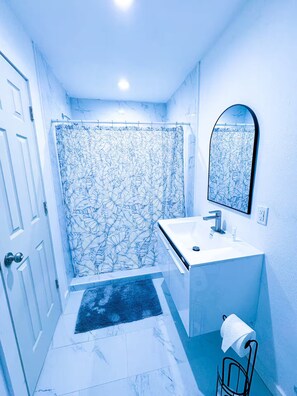 Douche, serviettes fournies, savon, papier toilette