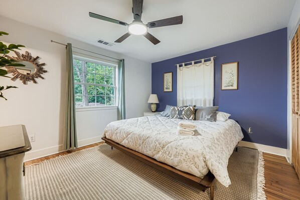 5 bedrooms, desk, free WiFi, bed sheets