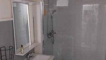 Douche, serviettes fournies, papier toilette