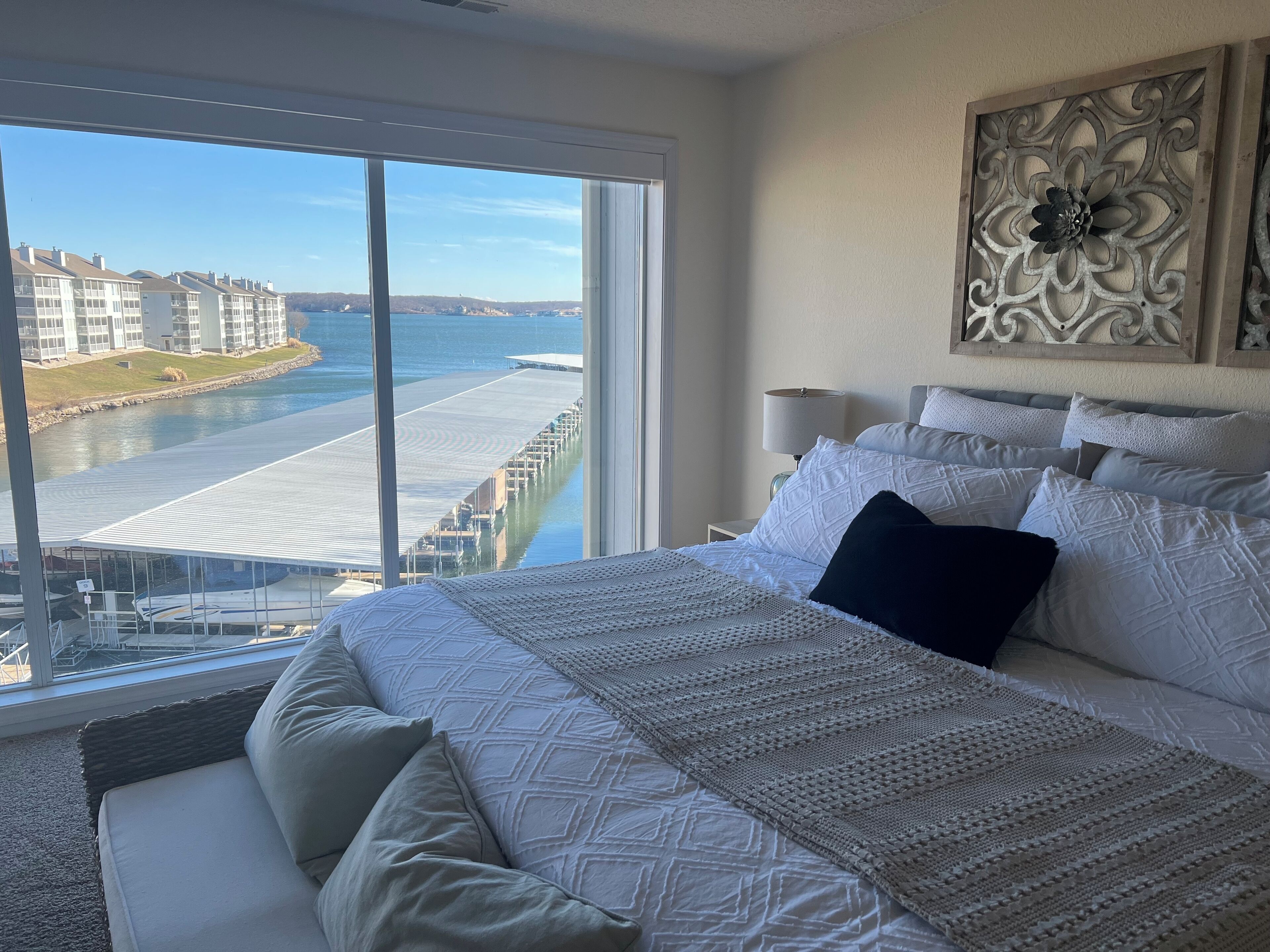 3 عدّة غرف نوم ومكواة/لوح كي وخدمة الإنترنت وملاءات أسرّة