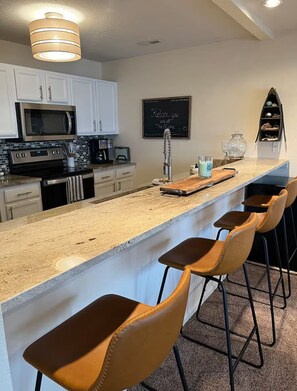 冷蔵庫、電子レンジ、オーブン、コンロ