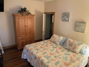 2 bedrooms, iron/ironing board, Internet, bed sheets