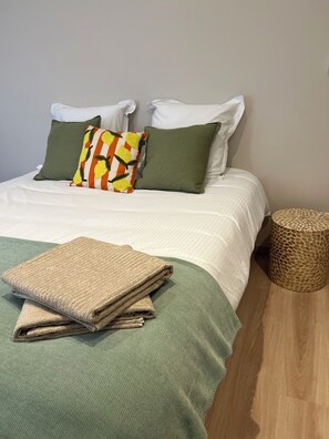 2 habitaciones, cuna de viaje, wifi gratis y ropa de cama