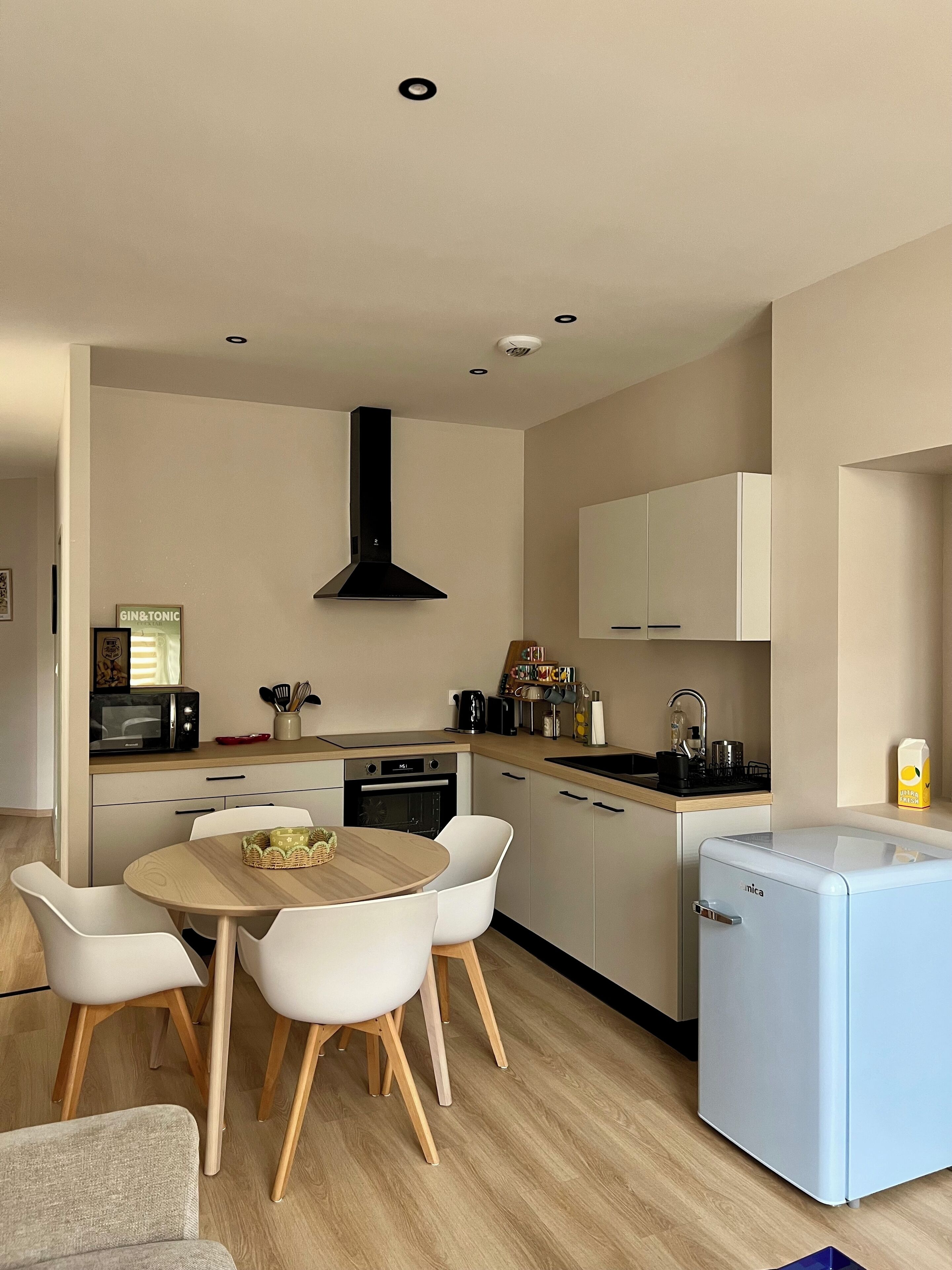 Réfrigérateur, four, plaque de cuisson, cafetière/bouilloire