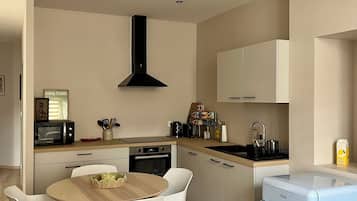 Réfrigérateur, four, plaque de cuisson, cafetiÚre/bouilloire