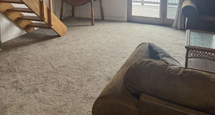 Cozy 2-bedroom cabin in charming Lake Metigoshe with AC
