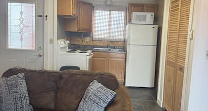 Cozy 2-bedroom cabin in charming Lake Metigoshe with AC