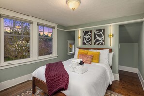4 bedrooms, iron/ironing board, WiFi, bed sheets