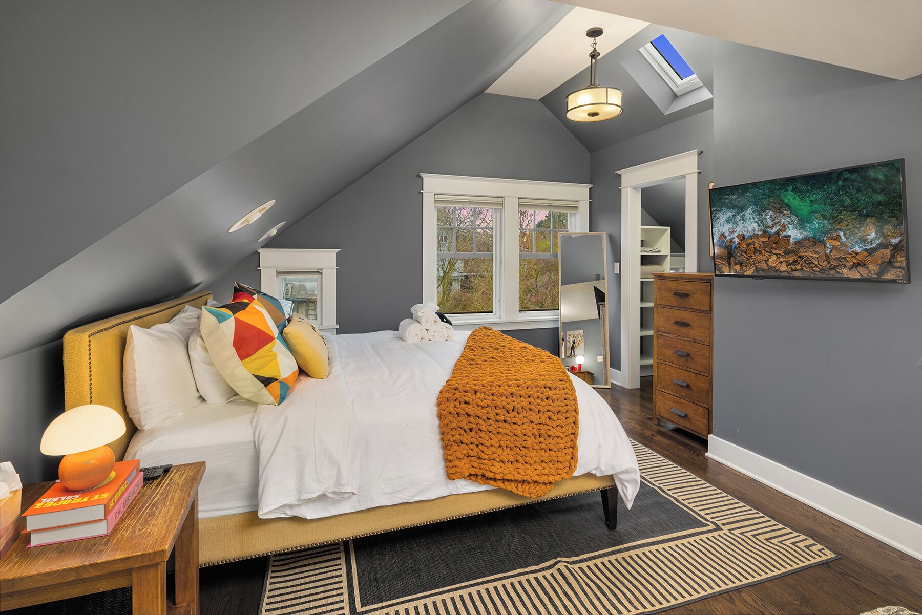 4 habitaciones, tabla de planchar con plancha, wifi y ropa de cama 