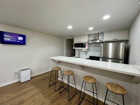 Kylskåp, mikrovågsugn, ugn och spishäll