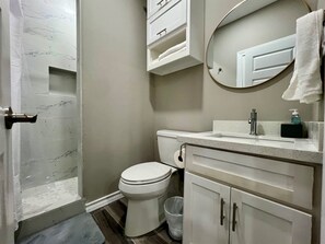 Douche, sèche-cheveux, serviettes fournies