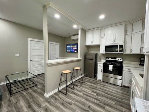 Airport Bunker #5 - Wonderfully Cozy 1BD/1BA
